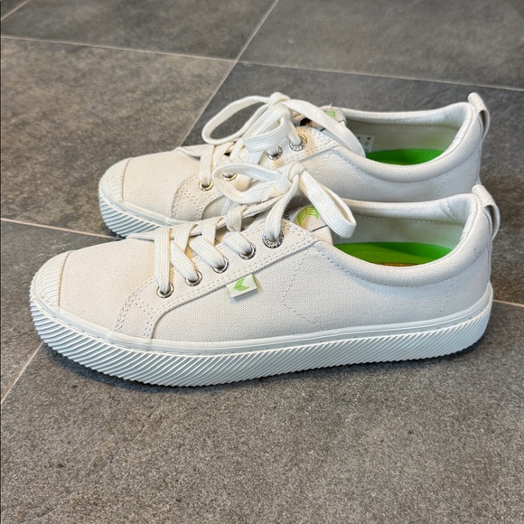 Cariuma White Canvas Sneakers with Green Accents - Picture 2 of 5
